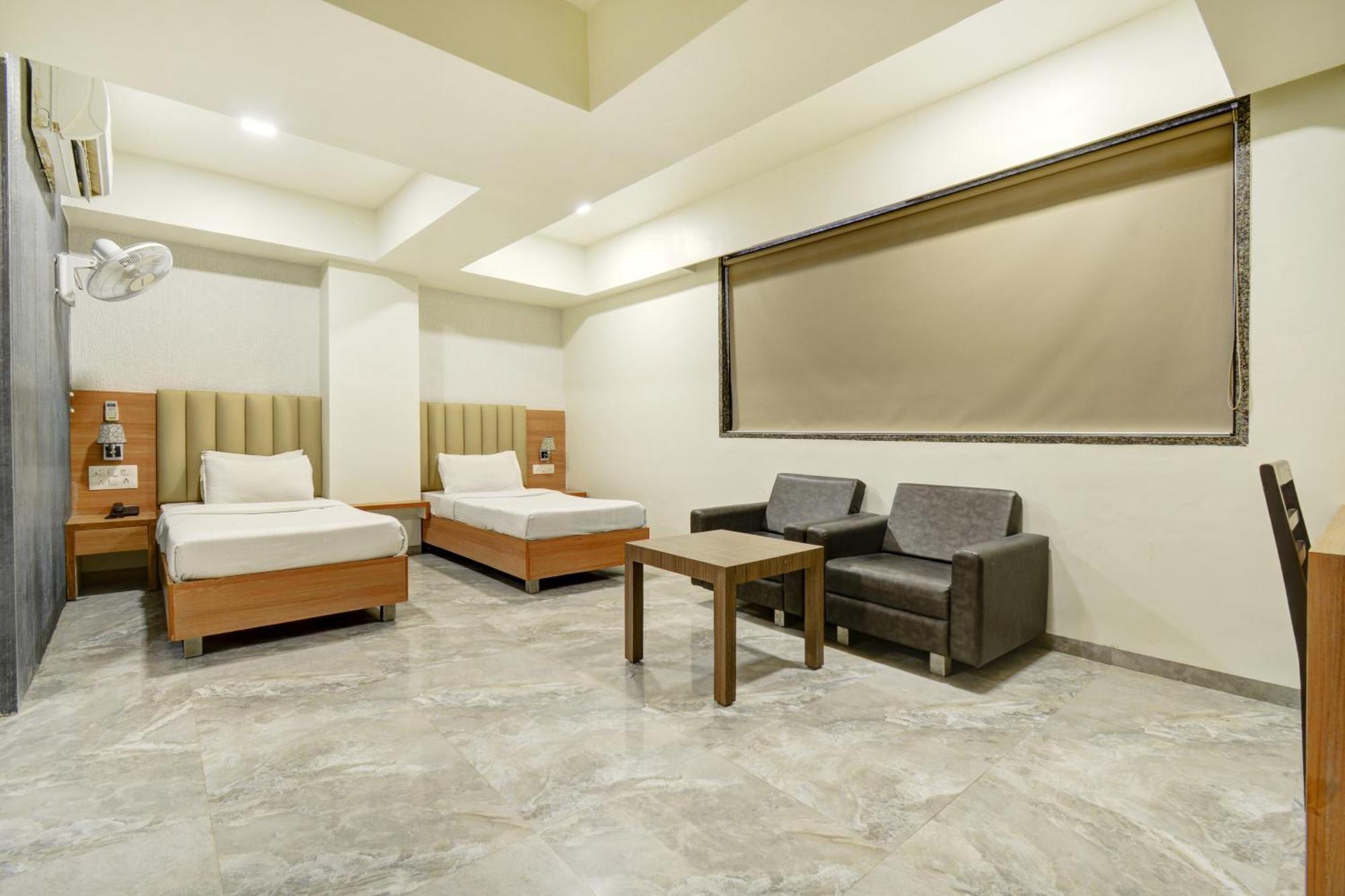 Hotel Desert Inn Tharad Exterior photo