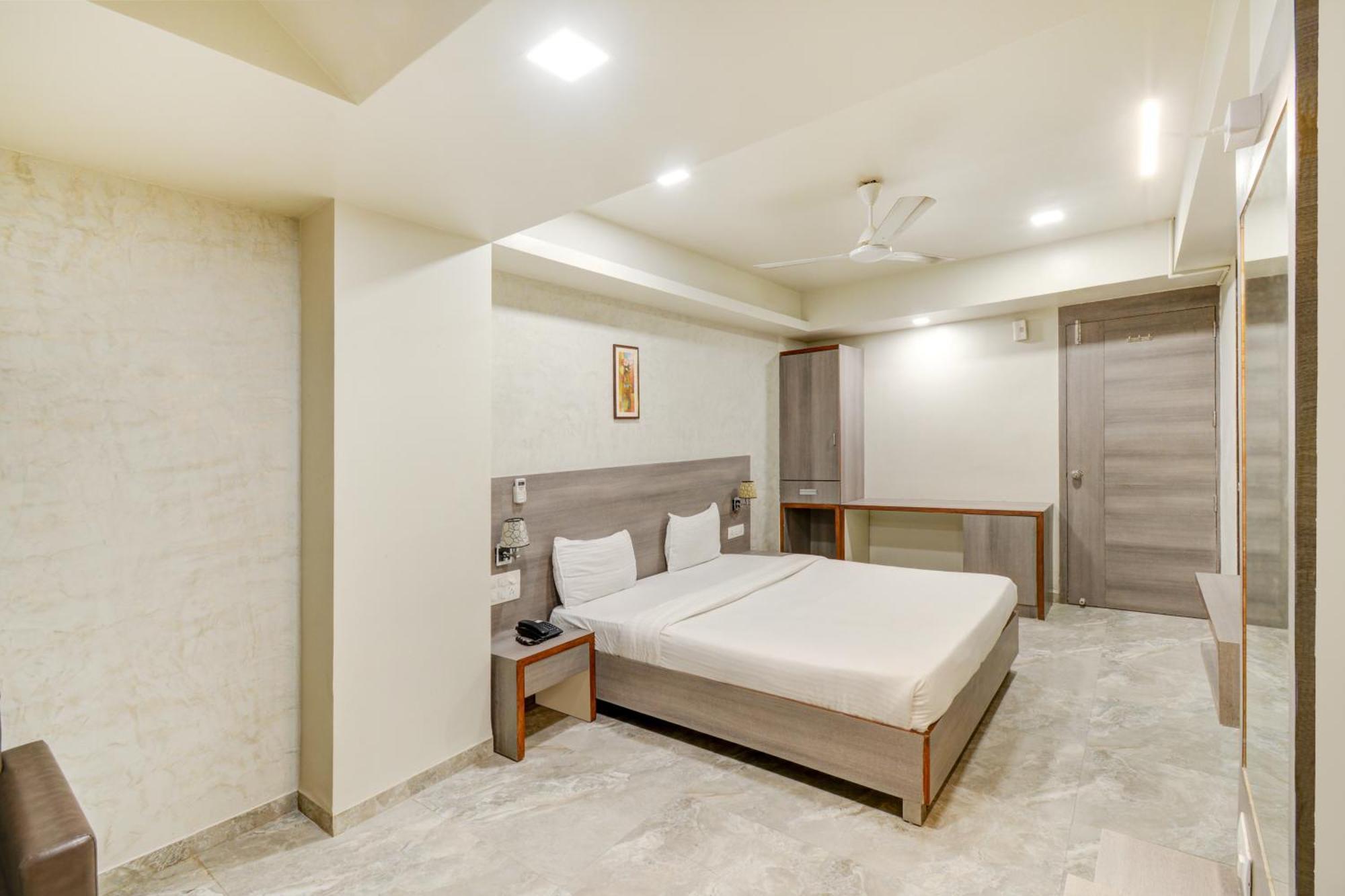 Hotel Desert Inn Tharad Exterior photo