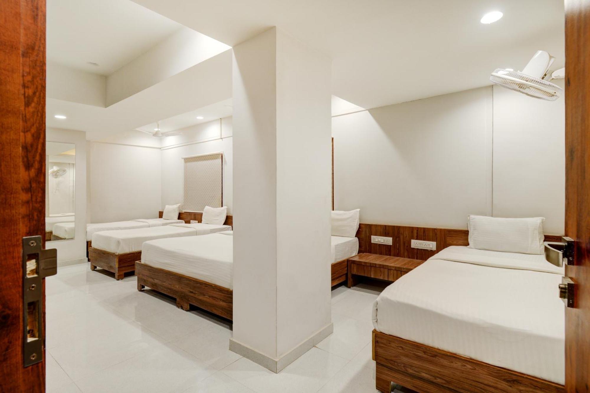 Hotel Desert Inn Tharad Exterior photo