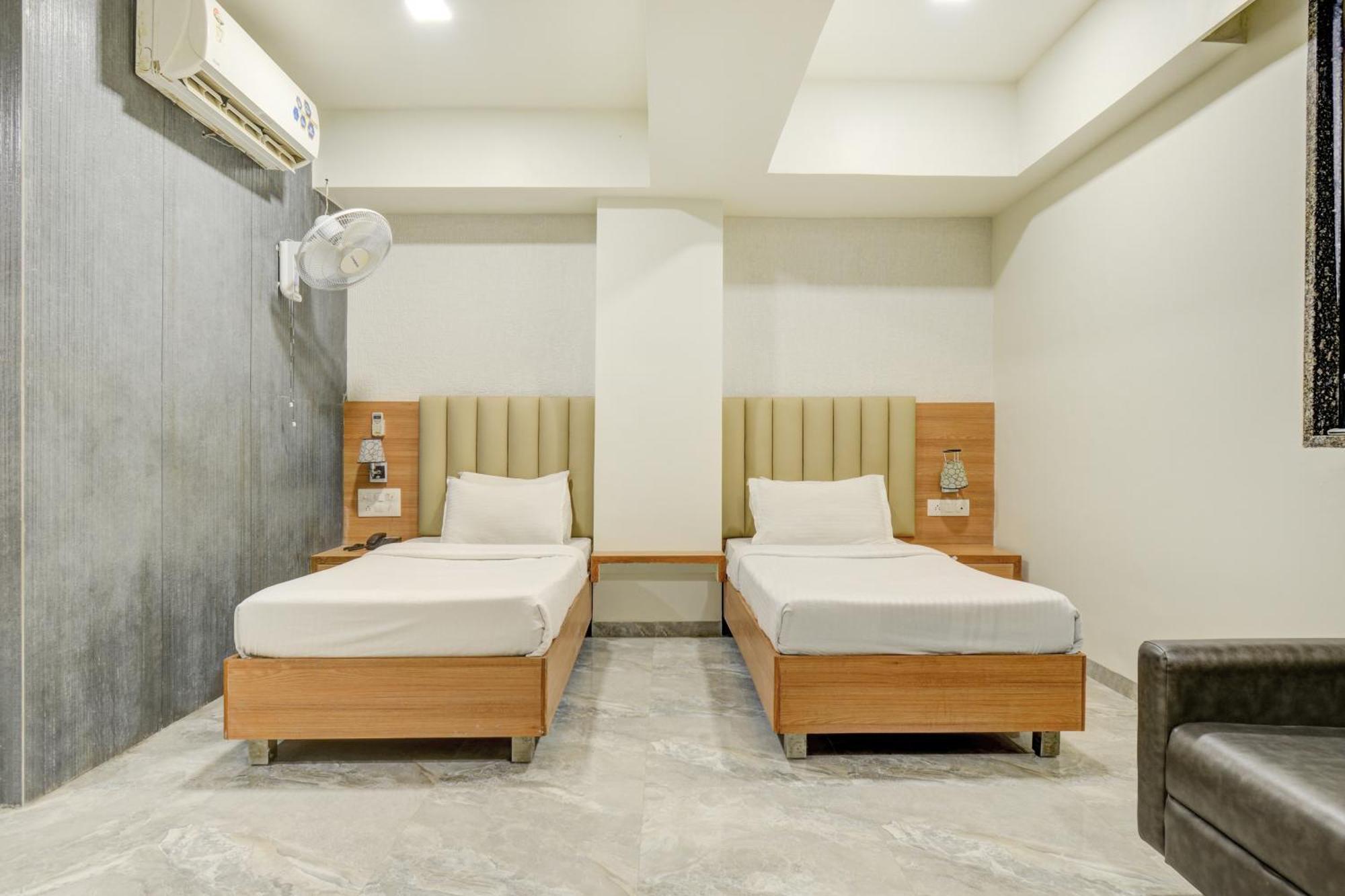 Hotel Desert Inn Tharad Exterior photo