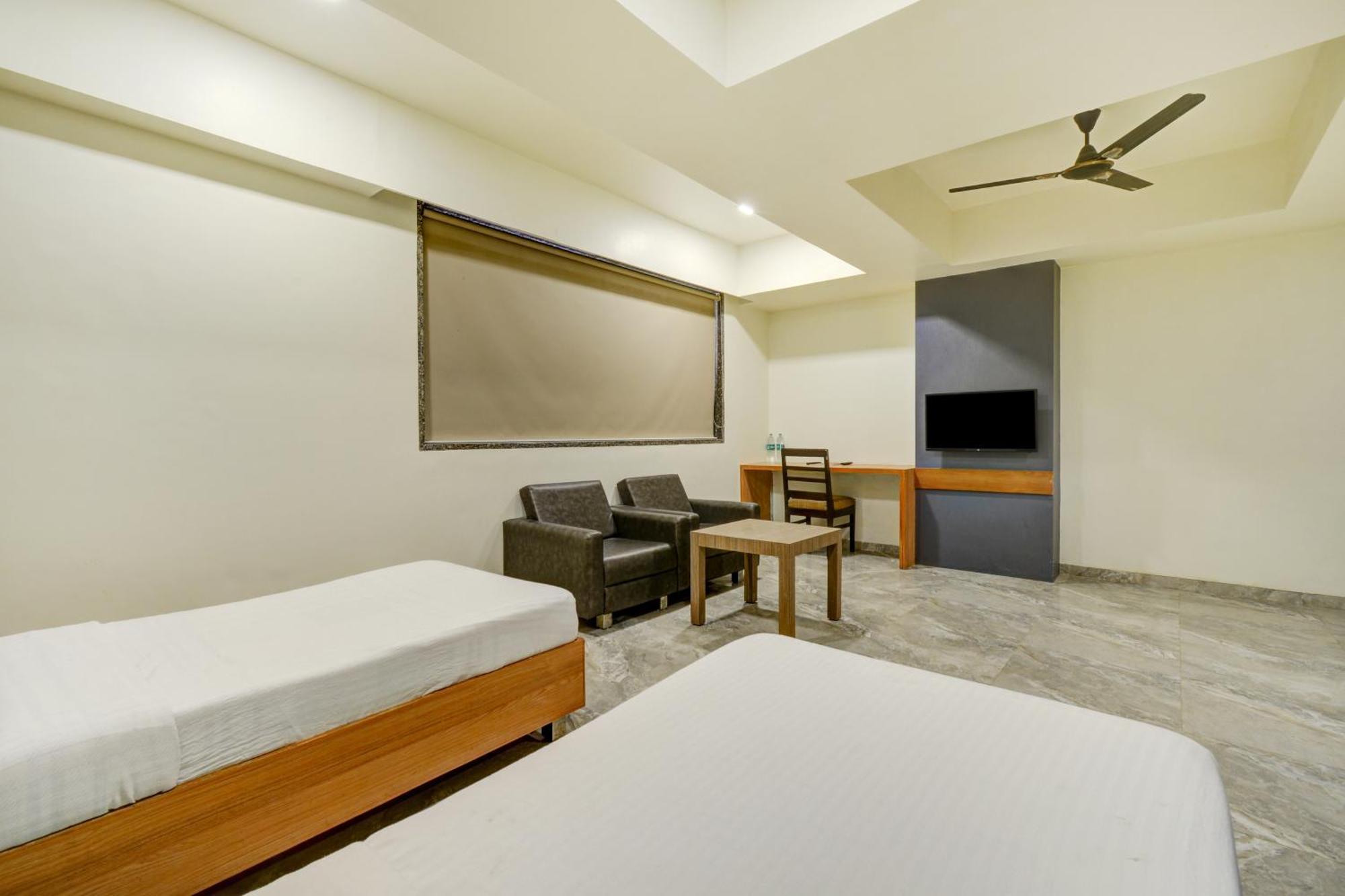 Hotel Desert Inn Tharad Exterior photo