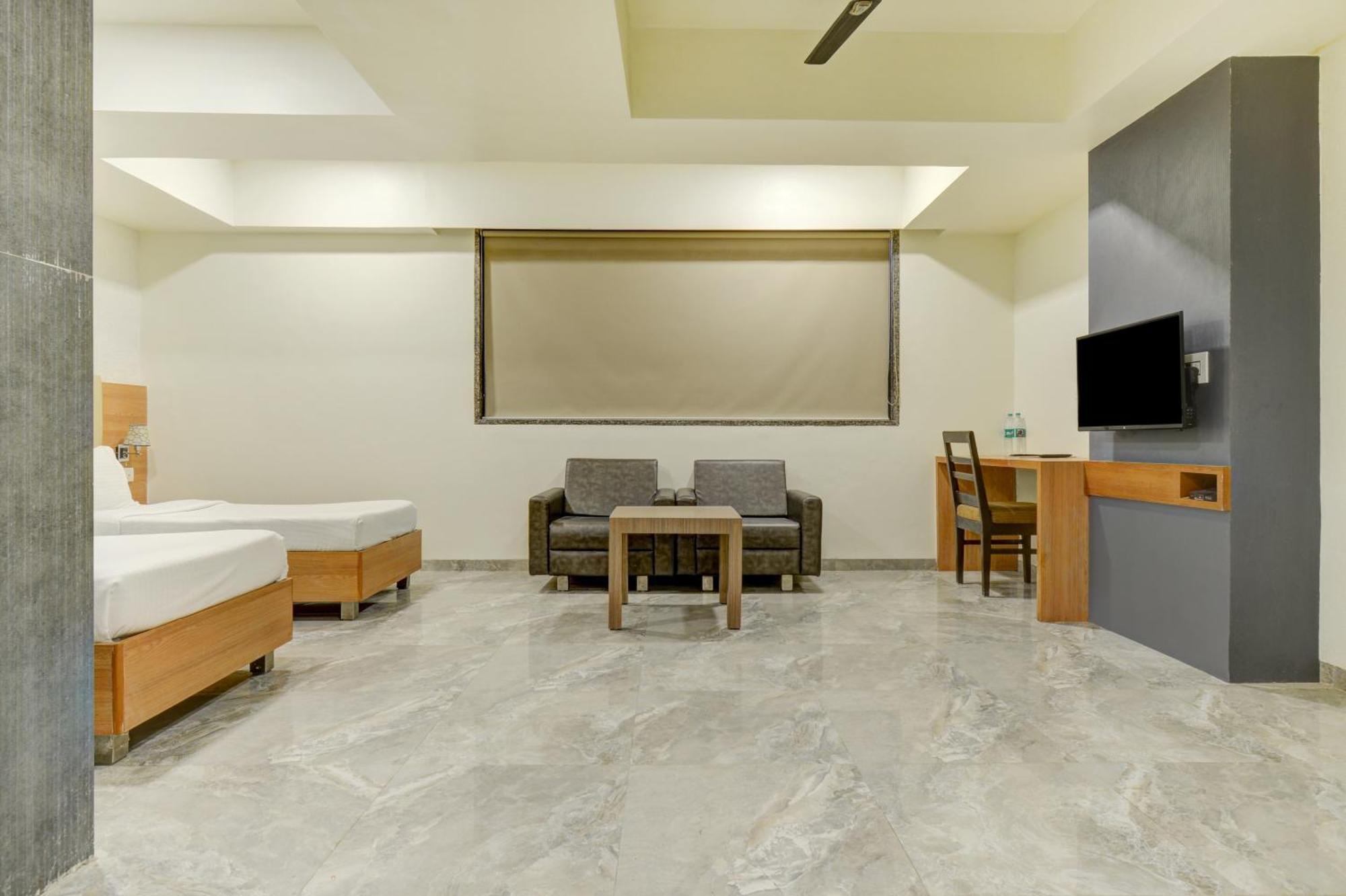 Hotel Desert Inn Tharad Exterior photo