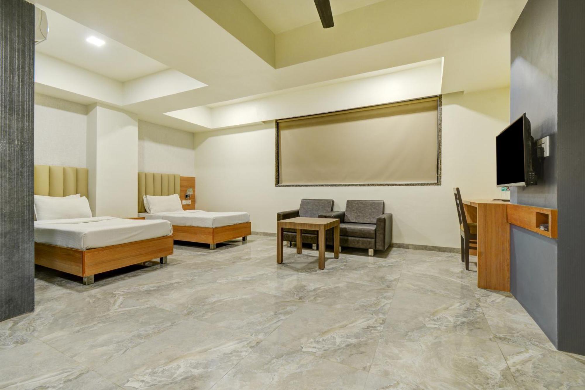 Hotel Desert Inn Tharad Exterior photo